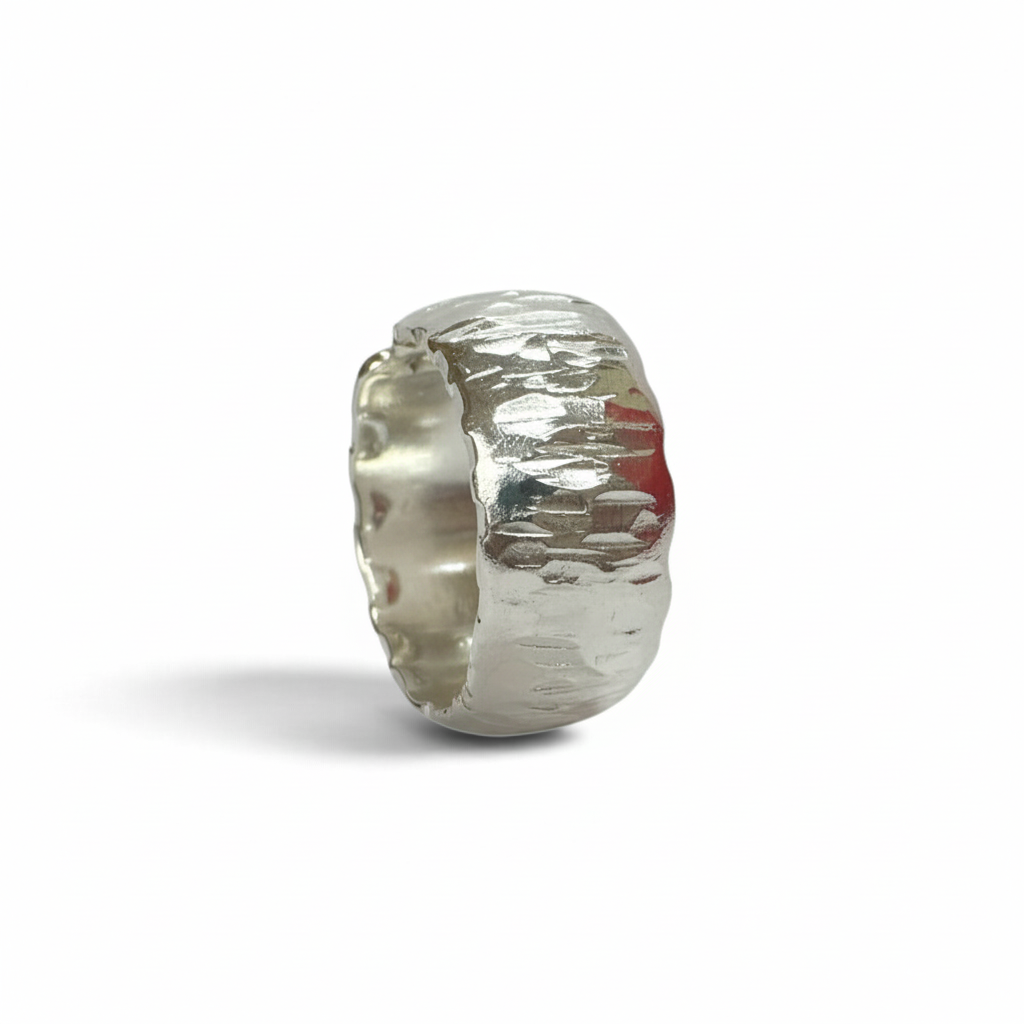Anillo banda ajustable de plata con textura irregular de Sophia Schneider Joyas, diseño artesanal de 10 mm de ancho.