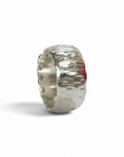 Anillo banda ajustable de plata con textura irregular de Sophia Schneider Joyas, diseño artesanal de 10 mm de ancho.