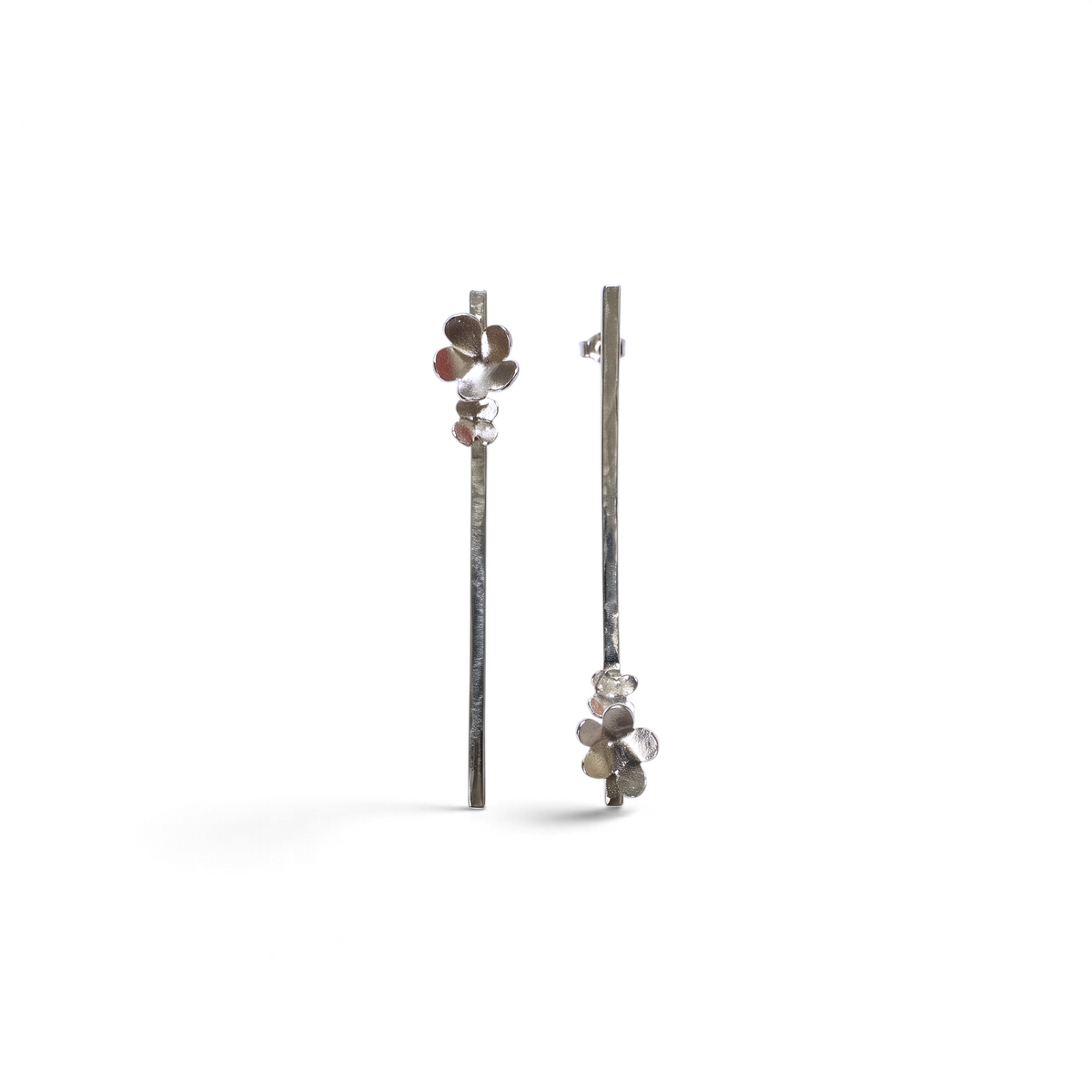 Aros barra invertida Flor mini de Sophia Schneider Joyas hechos a mano en plata con diseño de flores de 6 cm