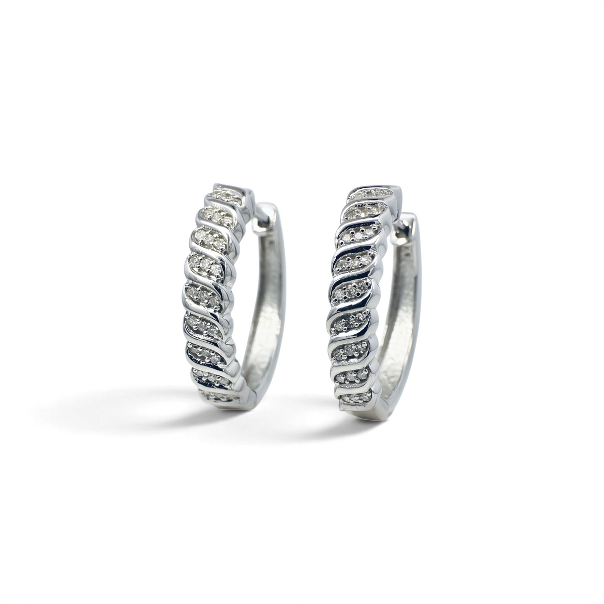 Aros argollas trenzadas de plata 925 con diamantes corte brillante de 0,17 ct de Sophia Schneider Joyas