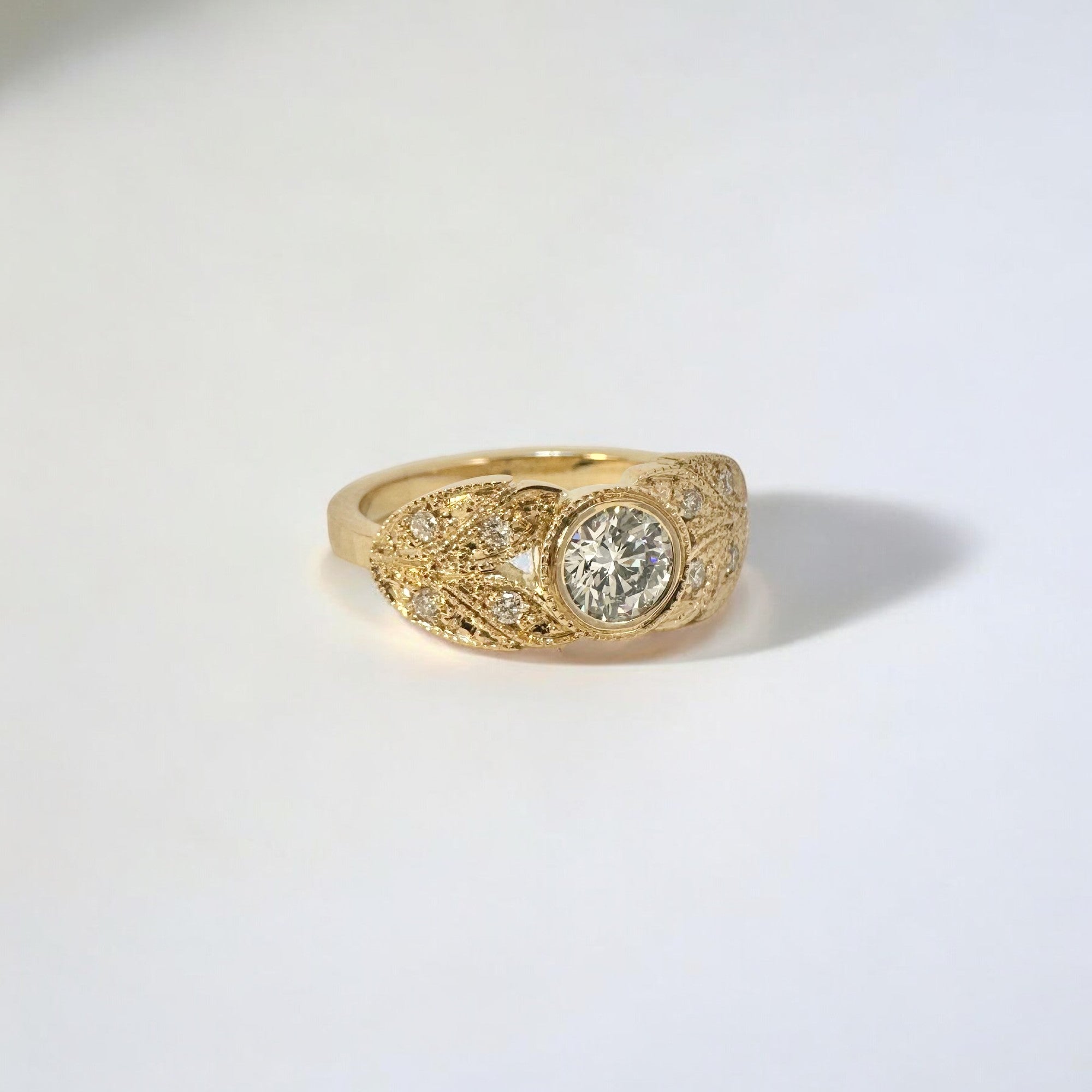 A pedido - Anillo Diamante Brillante Lab en Bisel 0,73 ct  Hojas