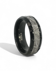 Anillo Hombre de acero con banda de meteorito martillado