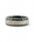 Anillo Hombre de acero con banda de meteorito martillado