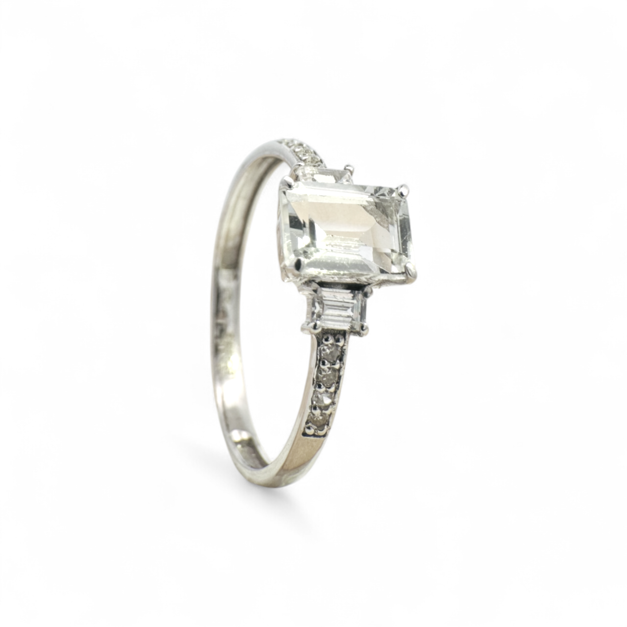 Anillo Topacio Blanco y Diamantes