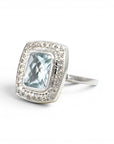 Anillo solitario topacio rectangular bisel halo brillantes platino