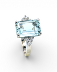 Anillo Solitario Aguamarina corte esmeralda y trio de diamantes laterales