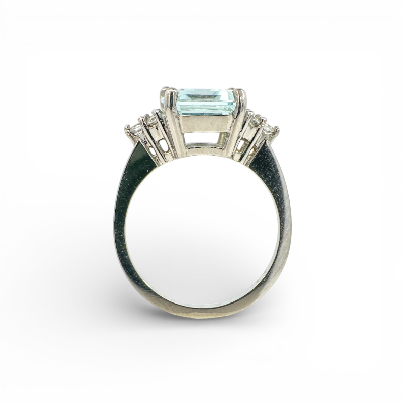 Anillo Solitario Aguamarina corte esmeralda y trio de diamantes laterales