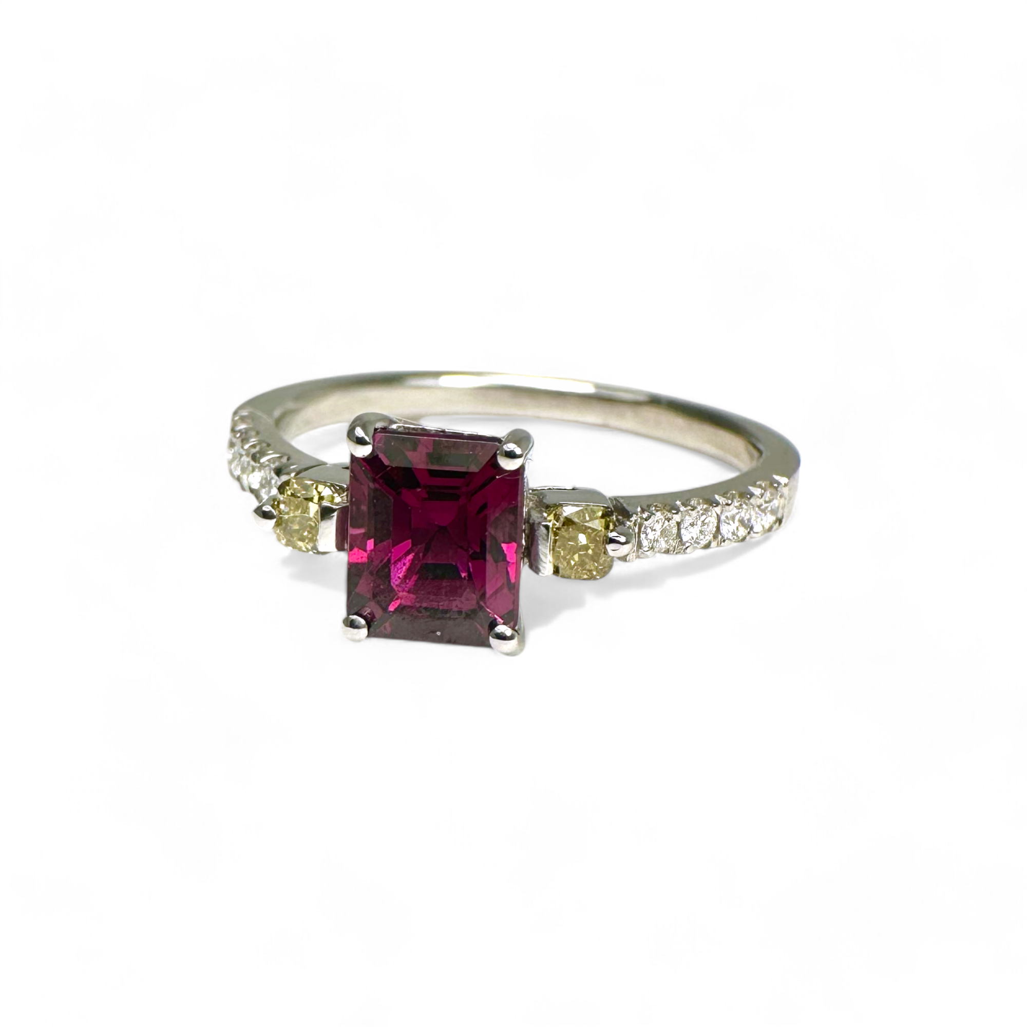 Anillo Solitario Granate Rhodalita y Diamantes amarillos