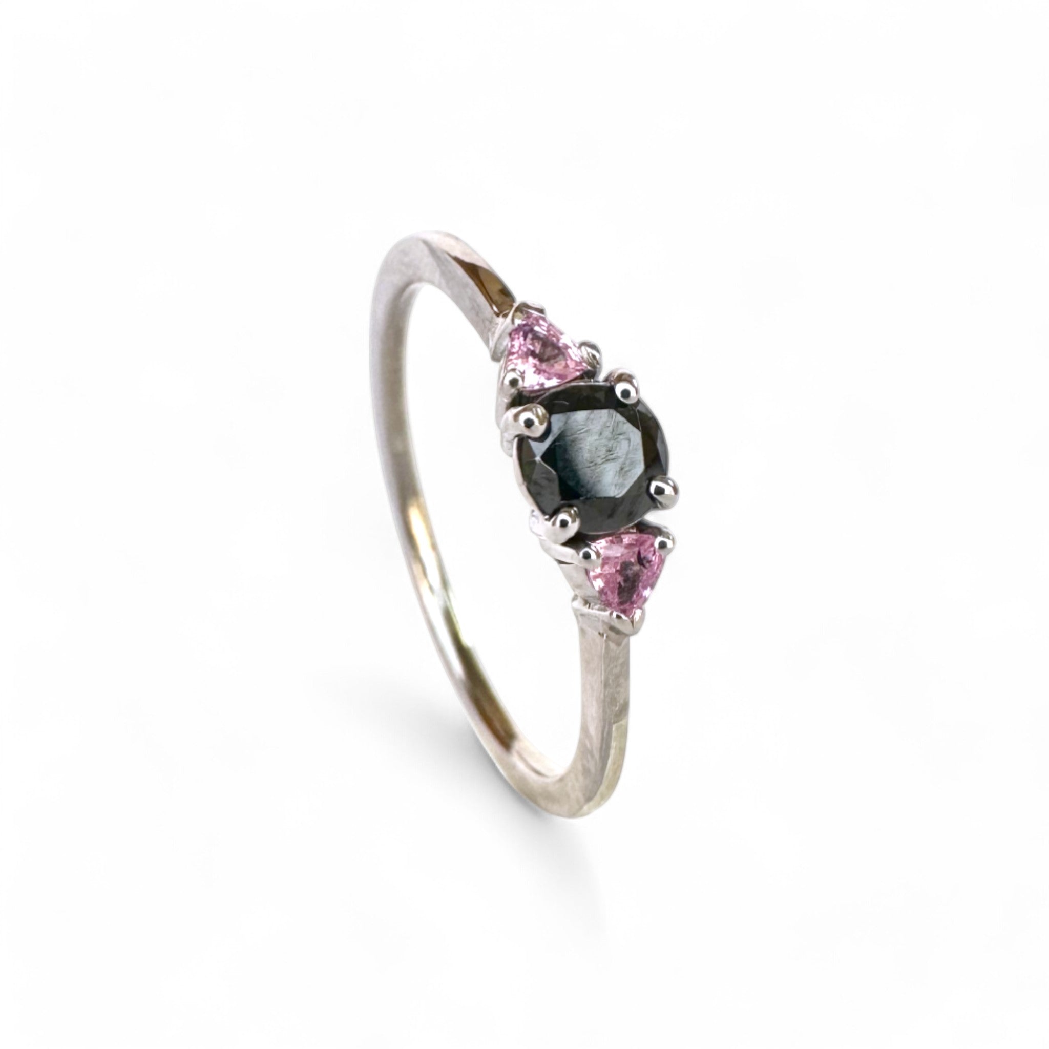 Anillo Tricillo Diamante Negro y zafiros rosados