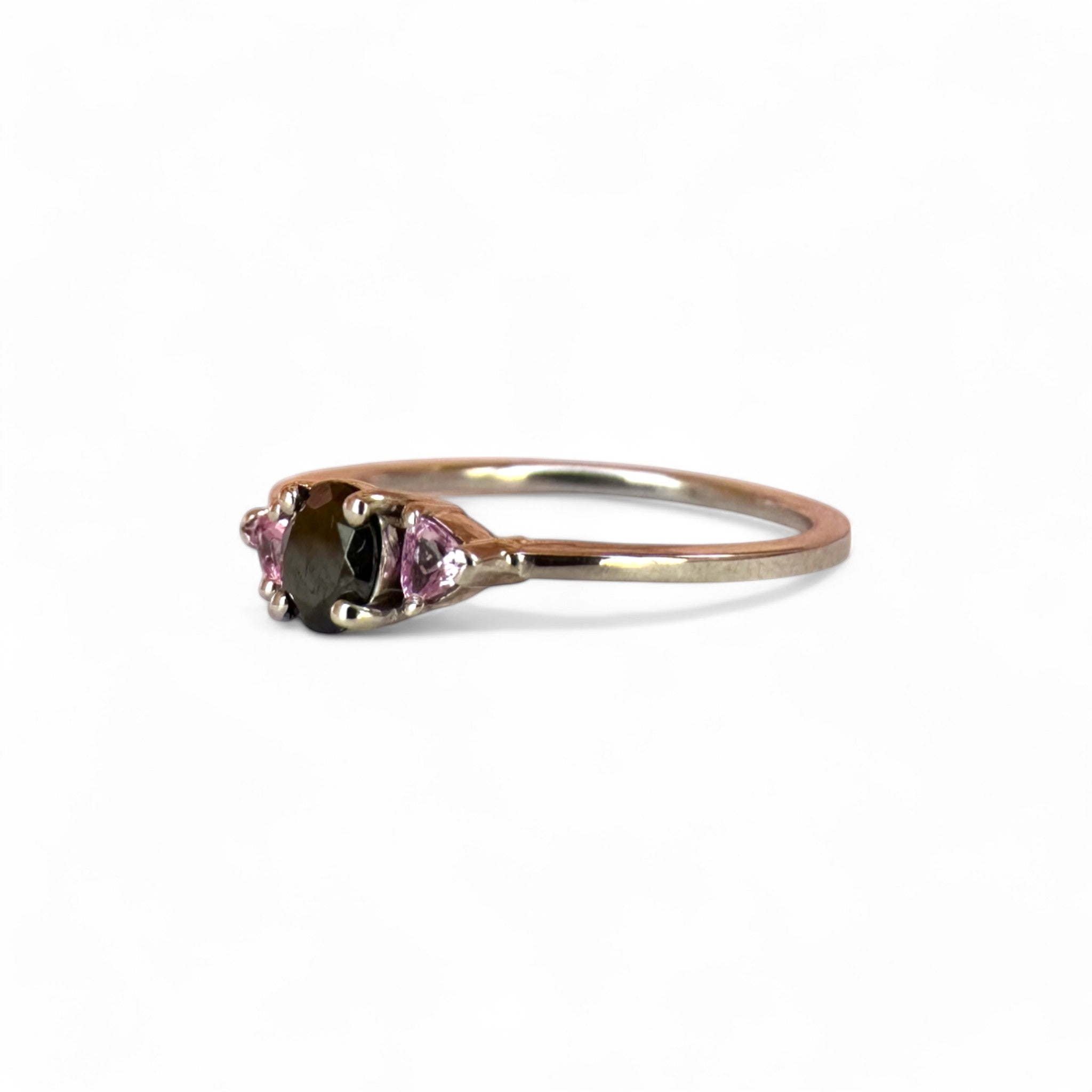 Anillo Tricillo Diamante Negro y zafiros rosados