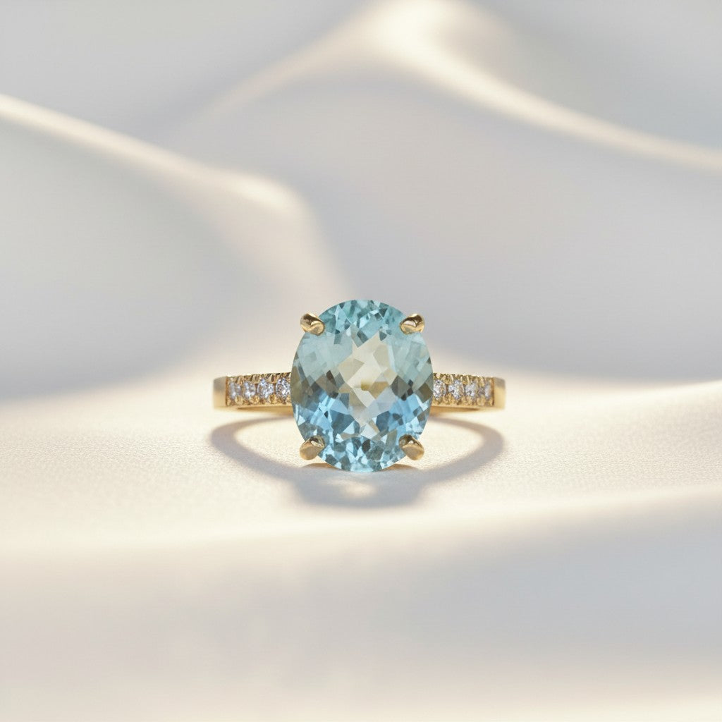 Anillo Sophia Schneider Joyas de oro amarillo 18K con aguamarina oval de 3,36 ct y 0,015 ct de brillantes en la argolla. Hecho a mano.