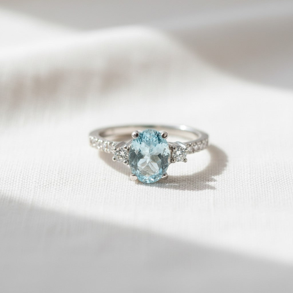 Anillo solitario de platino Sophia Schneider Joyas con aguamarina oval y diamantes laterales engastados en grifa.