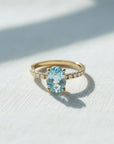 Anillo de oro amarillo 18k de Sophia Schneider Joyas con aguamarina oval y diamantes en la argolla.