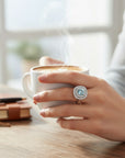 Anillo solitario Sophia Schneider Joyas de oro blanco 18K con aguamarina redonda y doble halo de diamantes en mano