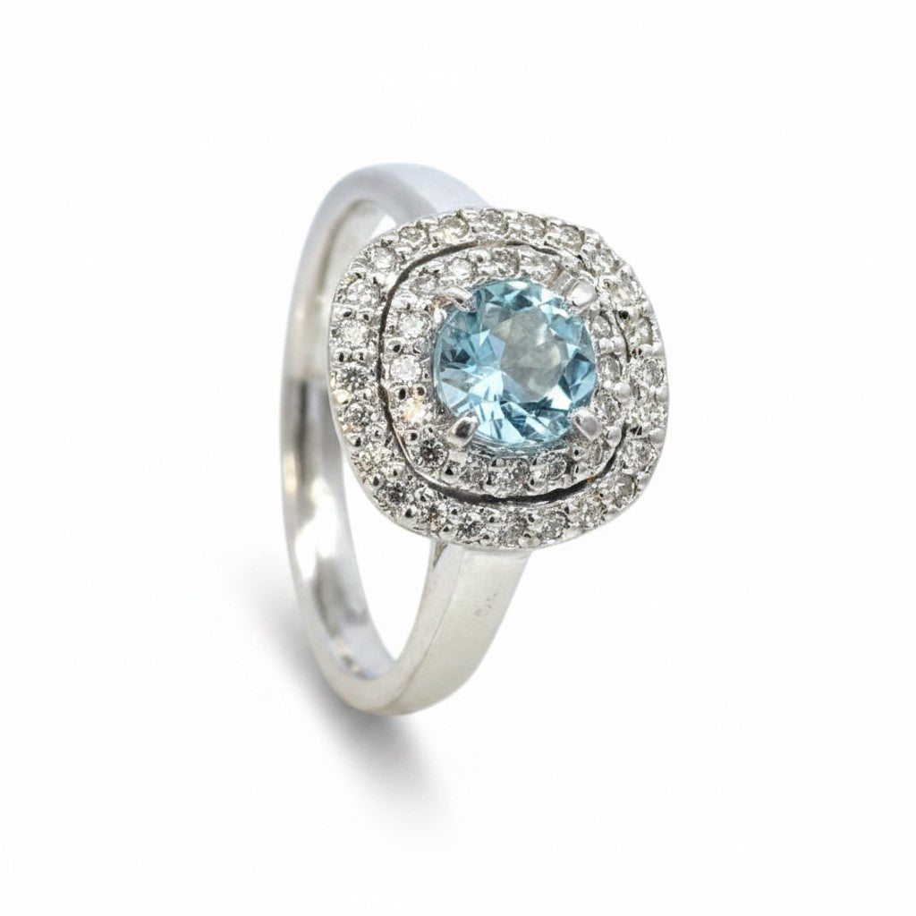 Anillo Sophia Schneider Joyas de oro blanco 18K con aguamarina redonda central y doble halo de diamantes brillantes