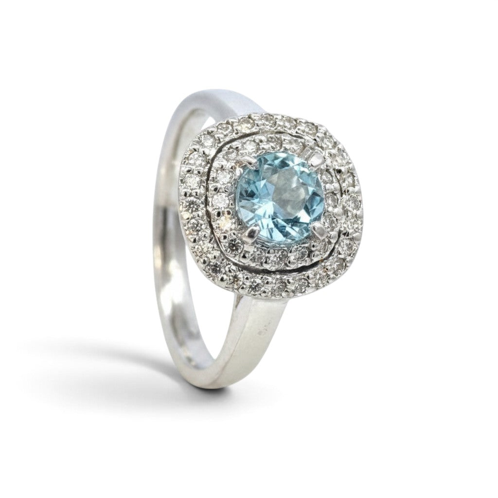 Anillo solitario Sophia Schneider Joyas en oro blanco 18K con aguamarina redonda y doble halo de diamantes brillantes.