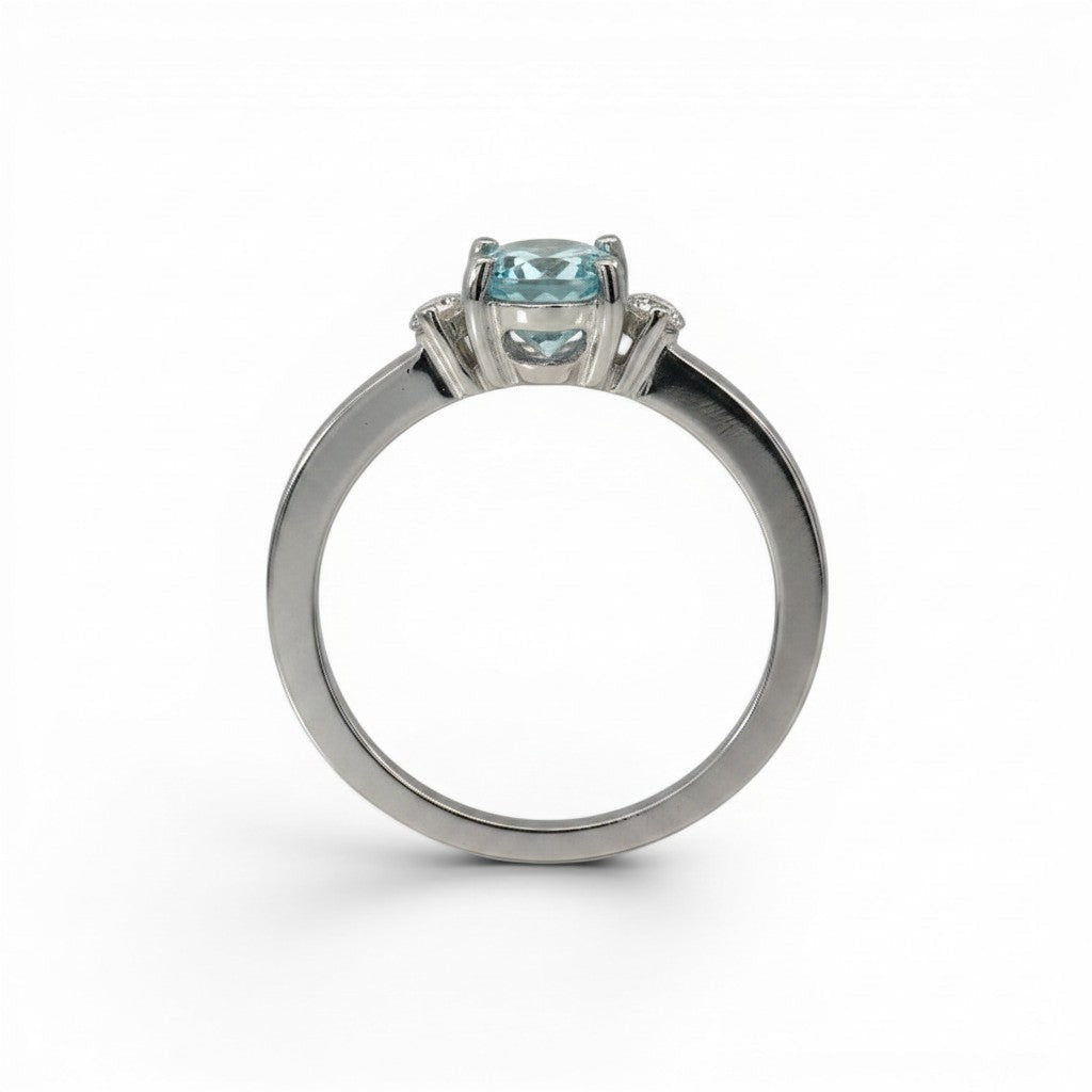 Anillo solitario Sophia Schneider Joyas de platino con aguamarina oval y brillantes laterales.