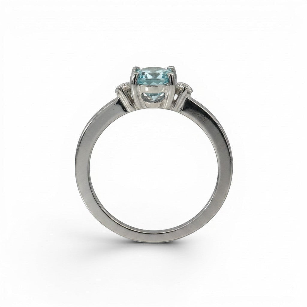 Anillo solitario Sophia Schneider Joyas de platino con aguamarina oval y brillantes laterales.
