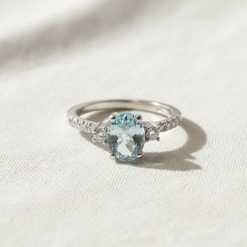 Anillo de platino Sophia Schneider Joyas con aguamarina oval de 8x6 mm y brillantes laterales. Hecho a mano.