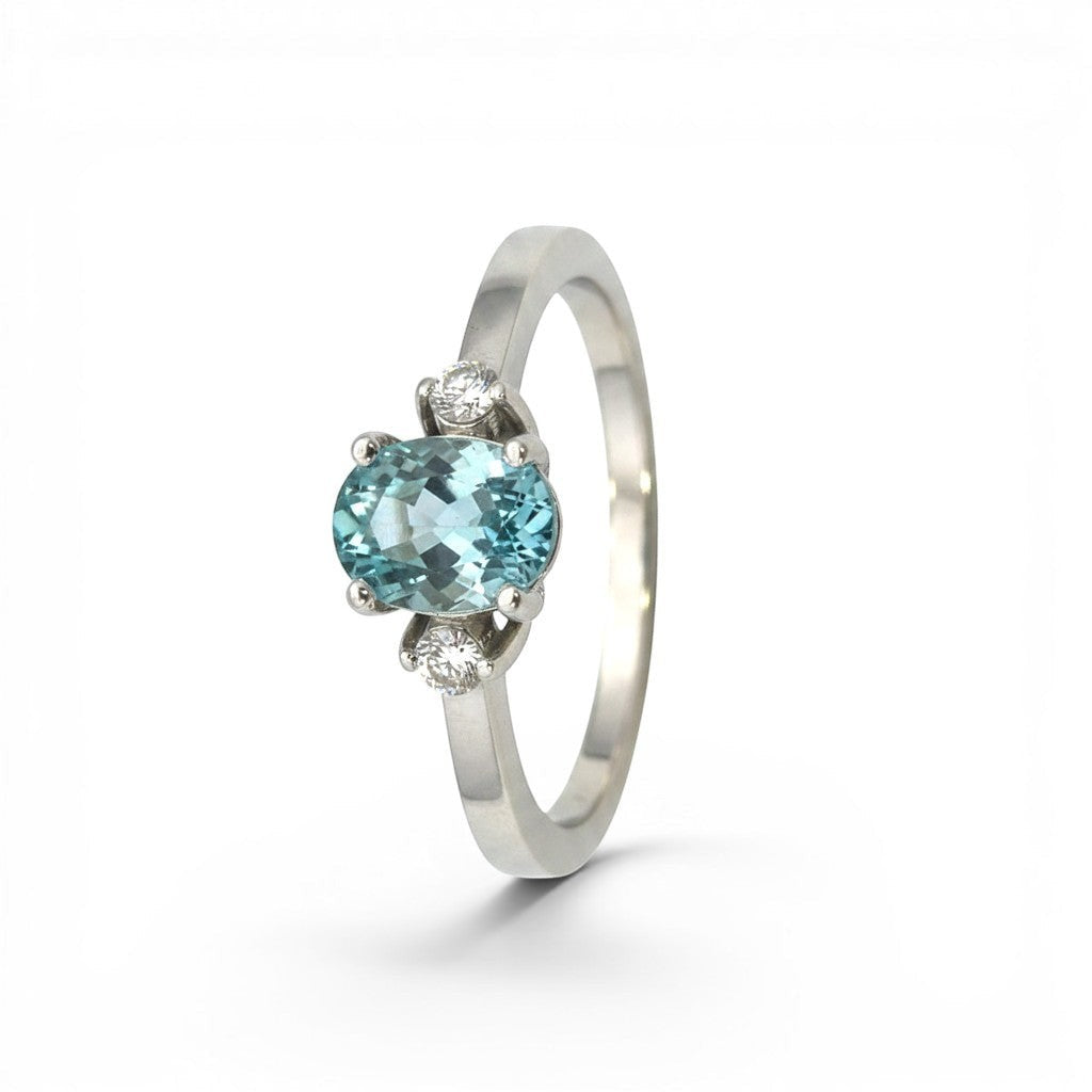Anillo solitario Sophia Schneider Joyas de platino con aguamarina oval y dos brillantes laterales.
