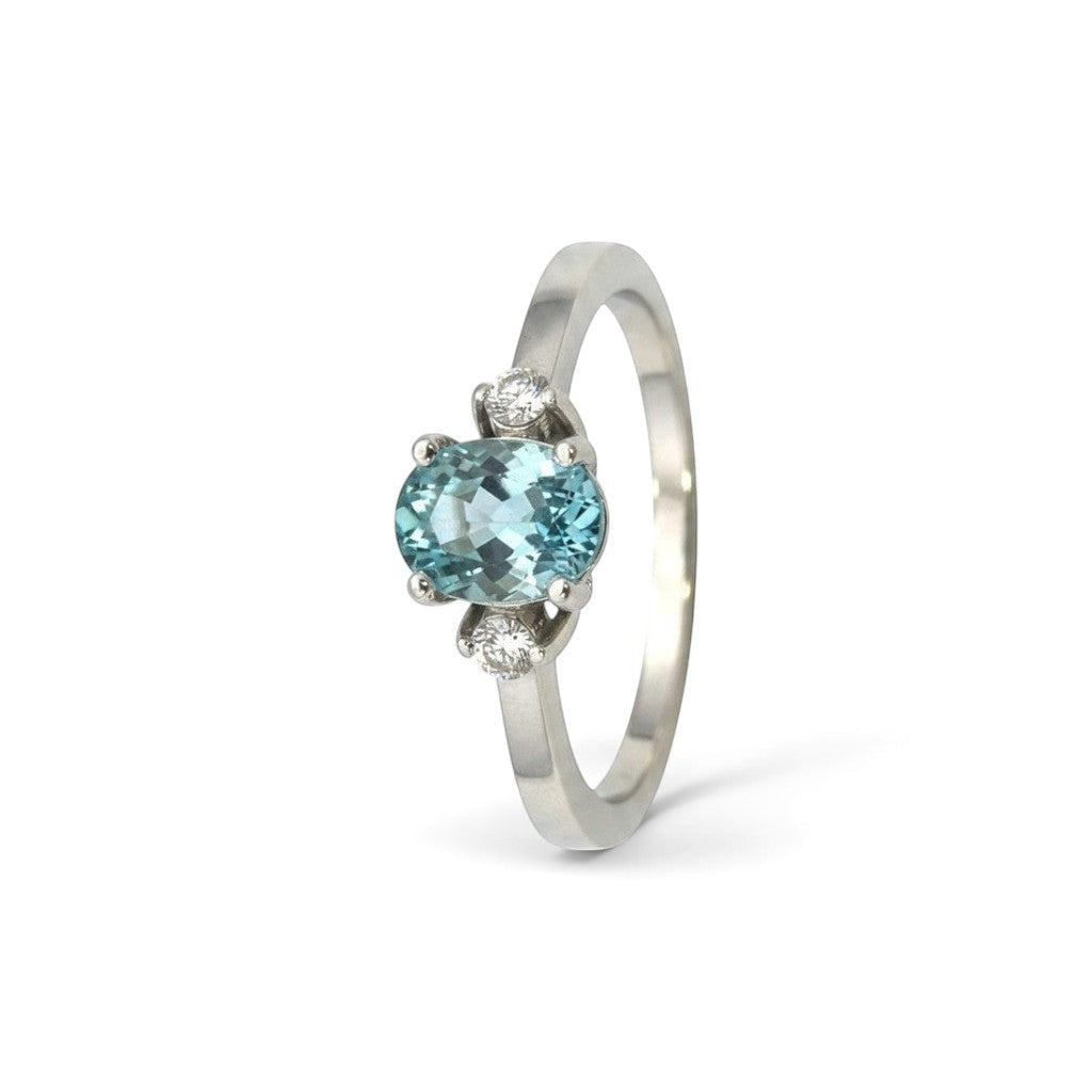 Anillo solitario Sophia Schneider Joyas de platino con aguamarina oval y dos brillantes laterales.
