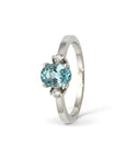 Anillo solitario Sophia Schneider Joyas de platino con aguamarina oval y dos brillantes laterales.