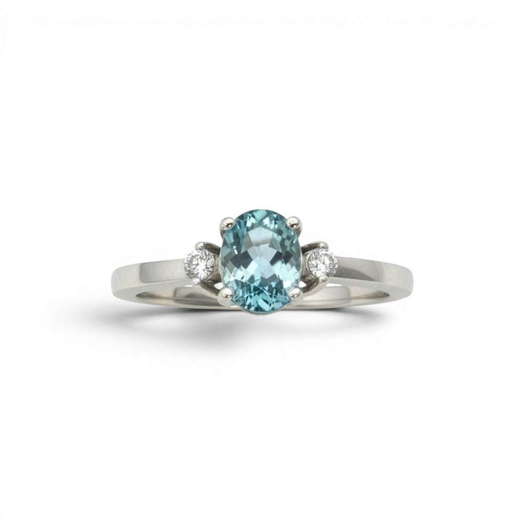 Anillo solitario Sophia Schneider Joyas de platino con aguamarina oval azul y dos brillantes laterales.
