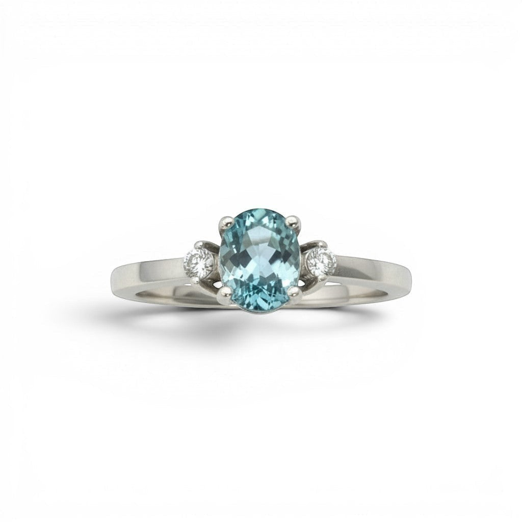Anillo solitario Sophia Schneider Joyas de platino con aguamarina oval azul y dos brillantes laterales.