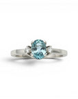 Anillo solitario Sophia Schneider Joyas de platino con aguamarina oval azul y dos brillantes laterales.