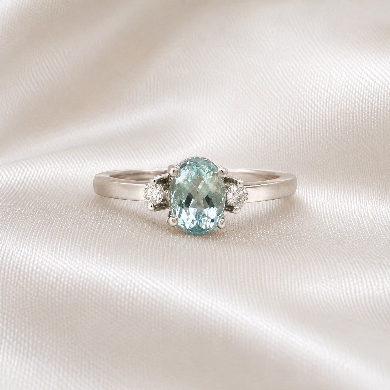 Anillo solitario Sophia Schneider Joyas de platino con aguamarina ovalada y dos diamantes brillantes laterales