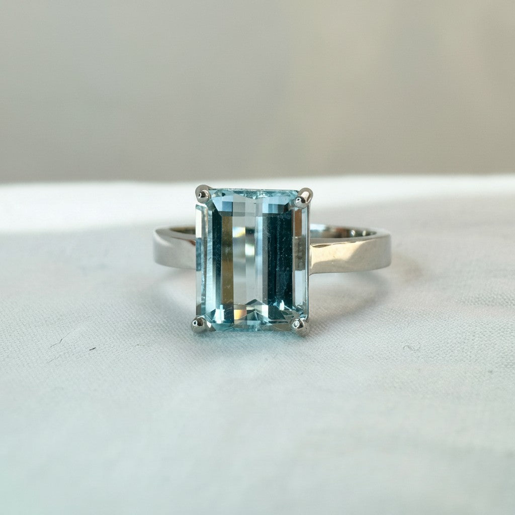 Anillo de platino Sophia Schneider Joyas con aguamarina rectangular de 10x8 mm engastada en grifa.