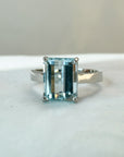 Anillo de platino Sophia Schneider Joyas con aguamarina rectangular de 10x8 mm engastada en grifa.