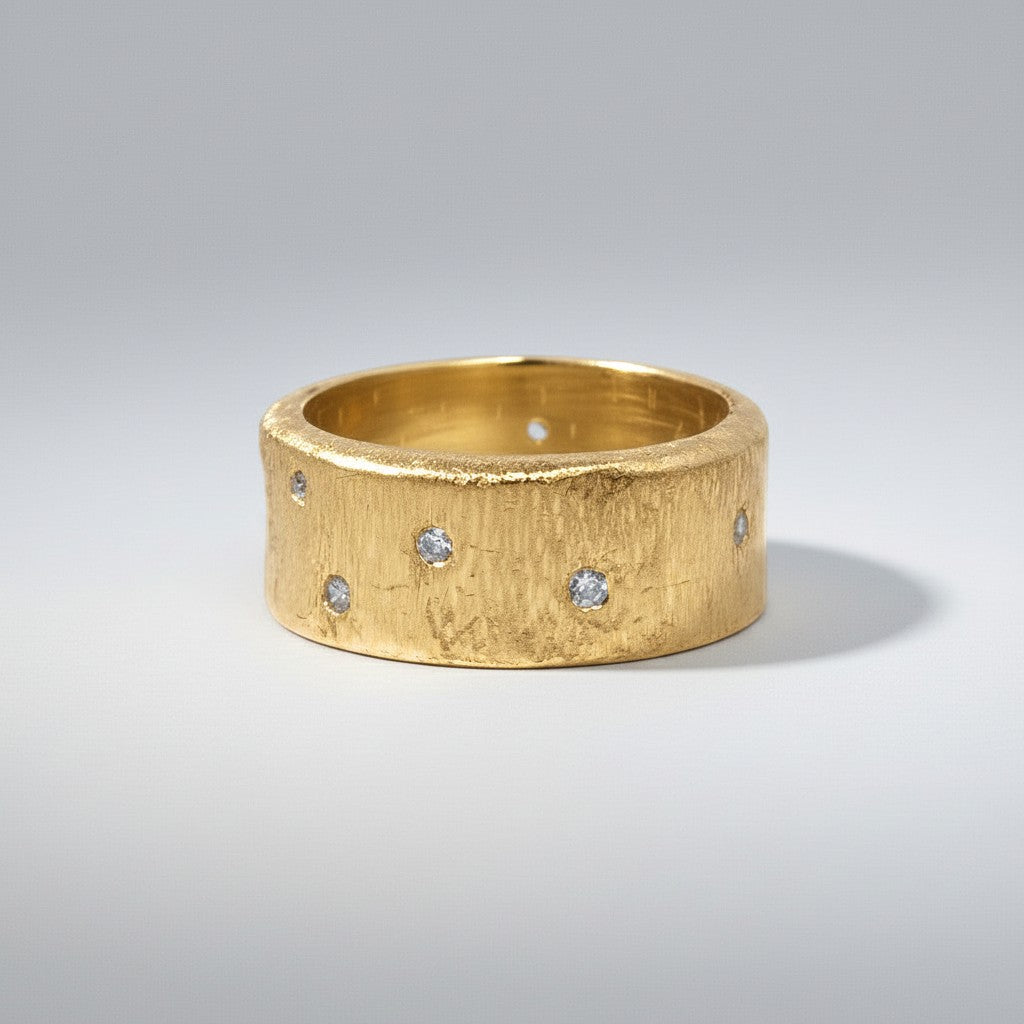 Anillo banda de plata enchapada en oro de Sophia Schneider Joyas con textura y circones incrustados.