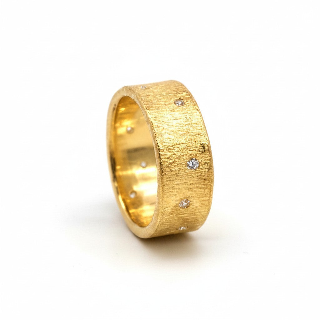 Anillo banda de plata enchapada en oro de Sophia Schneider Joyas con textura rugosa y circones incrustados.