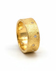 Anillo banda de plata enchapada en oro de Sophia Schneider Joyas con textura rugosa y circones incrustados.