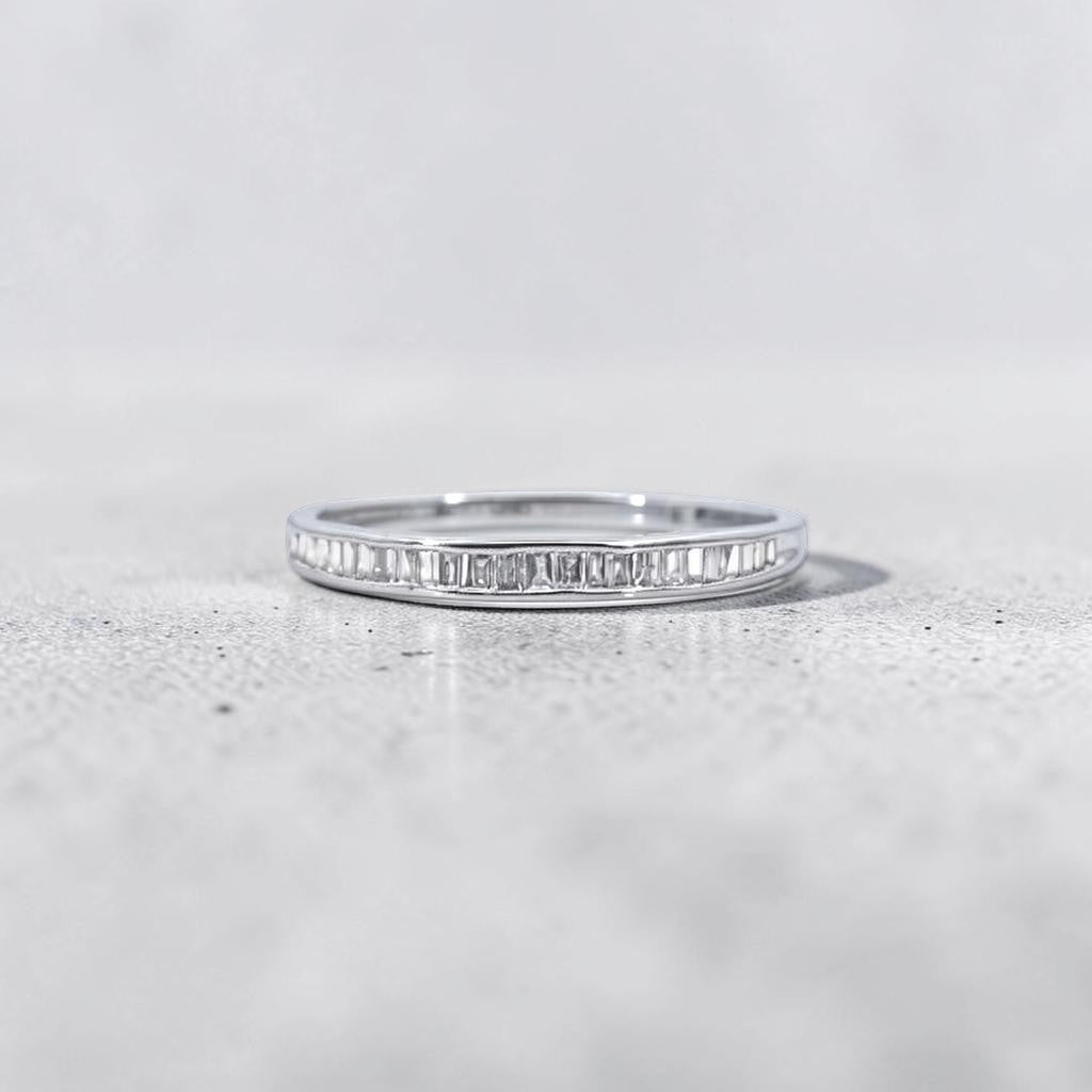 Anillo cintillo Sophia Schneider Joyas de plata 925 con diamantes corte baguette en engaste de riel