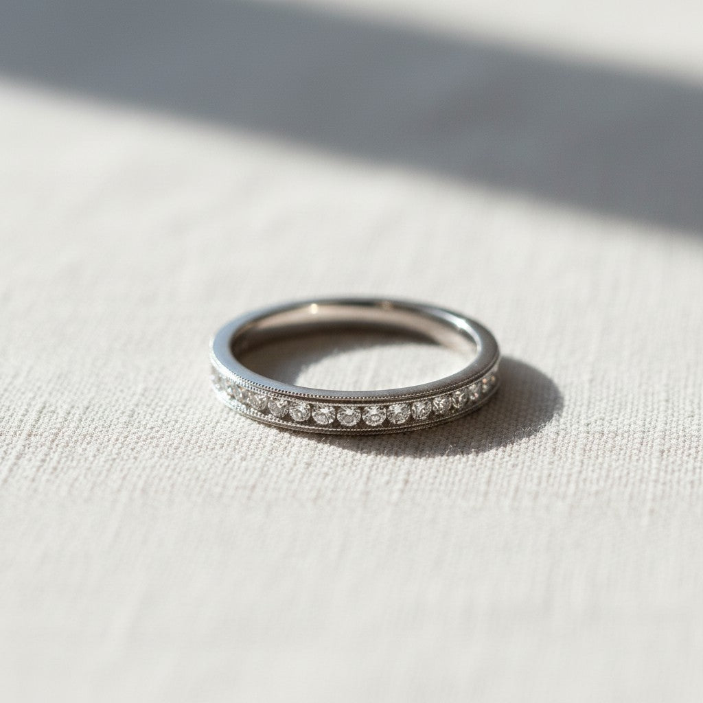 Anillo cintillo Sophia Schneider Joyas de oro blanco de 14K con diamantes engastados en riel y borde ruleteado.