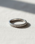 Anillo cintillo Sophia Schneider Joyas de oro blanco de 14K con diamantes engastados en riel y borde ruleteado.
