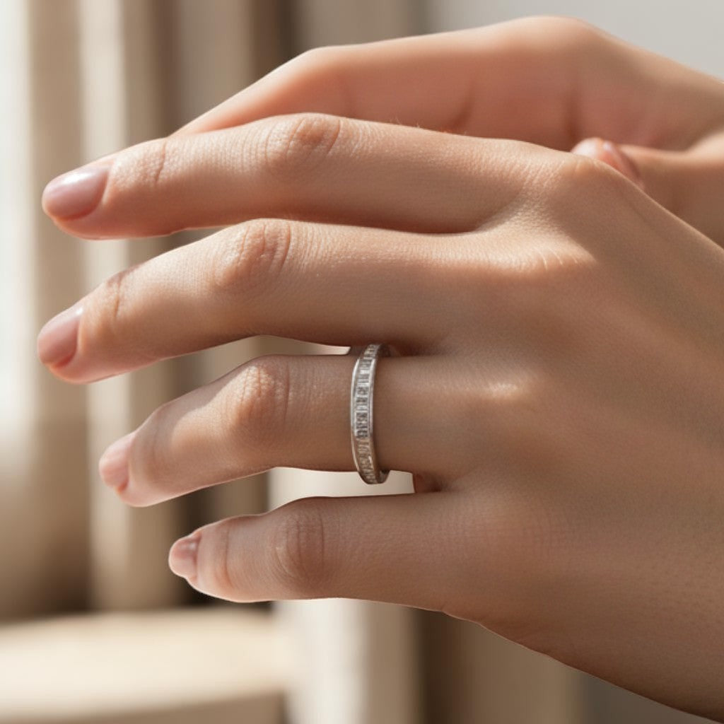 Anillo cintillo Sophia Schneider Joyas de plata 925 con diamantes baguette en engaste de riel sobre mano femenina