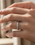 Anillo cintillo Sophia Schneider Joyas de plata 925 con diamantes baguette en engaste de riel sobre mano femenina