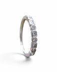 Anillo cintillo Sophia Schneider Joyas de oro blanco 14K con diamantes corte brillante y princesa en engaste bisel