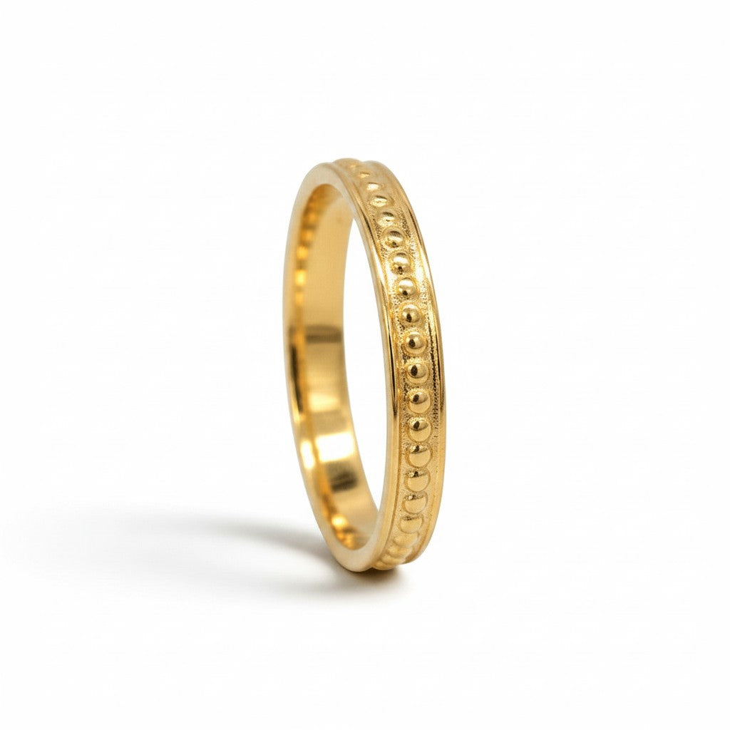 Anillo cintillo de Sophia Schneider Joyas en plata 925 con baño de oro 18K y diseño de pequeñas esferas en relieve