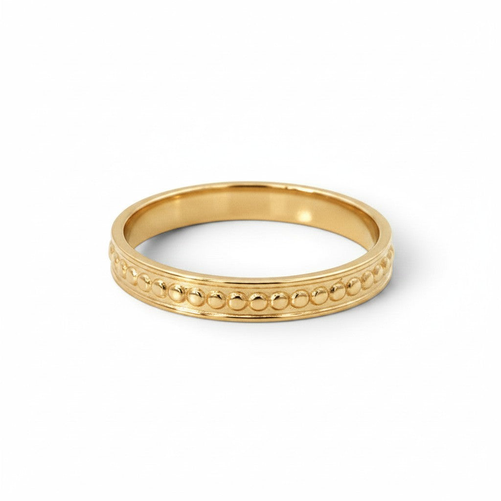Anillo cintillo de Sophia Schneider Joyas en plata 925 con baño de oro 18K y detalle de pequeñas esferas en relieve