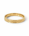 Anillo cintillo de Sophia Schneider Joyas en plata 925 con baño de oro 18K y detalle de pequeñas esferas en relieve
