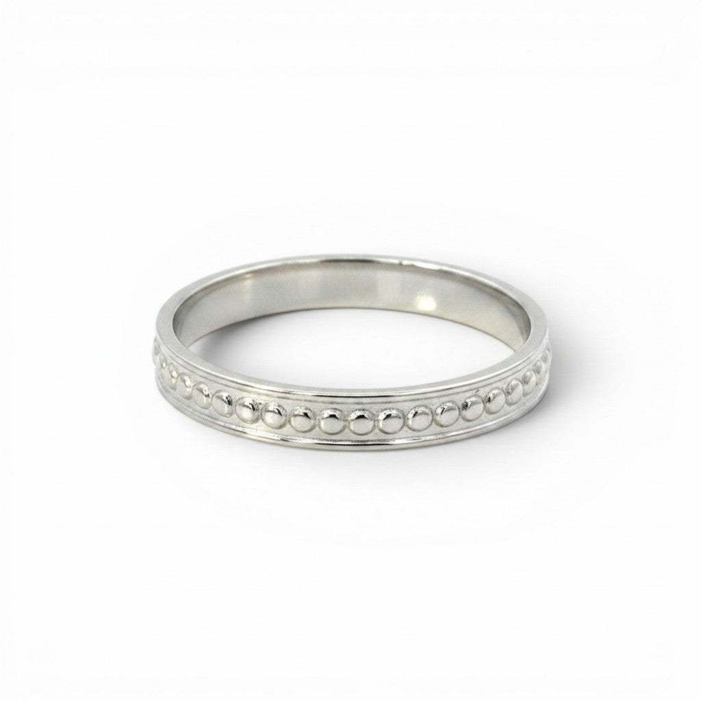 Anillo cintillo de plata 925 de Sophia Schneider Joyas con diseño de pelotitas y banda lisa.