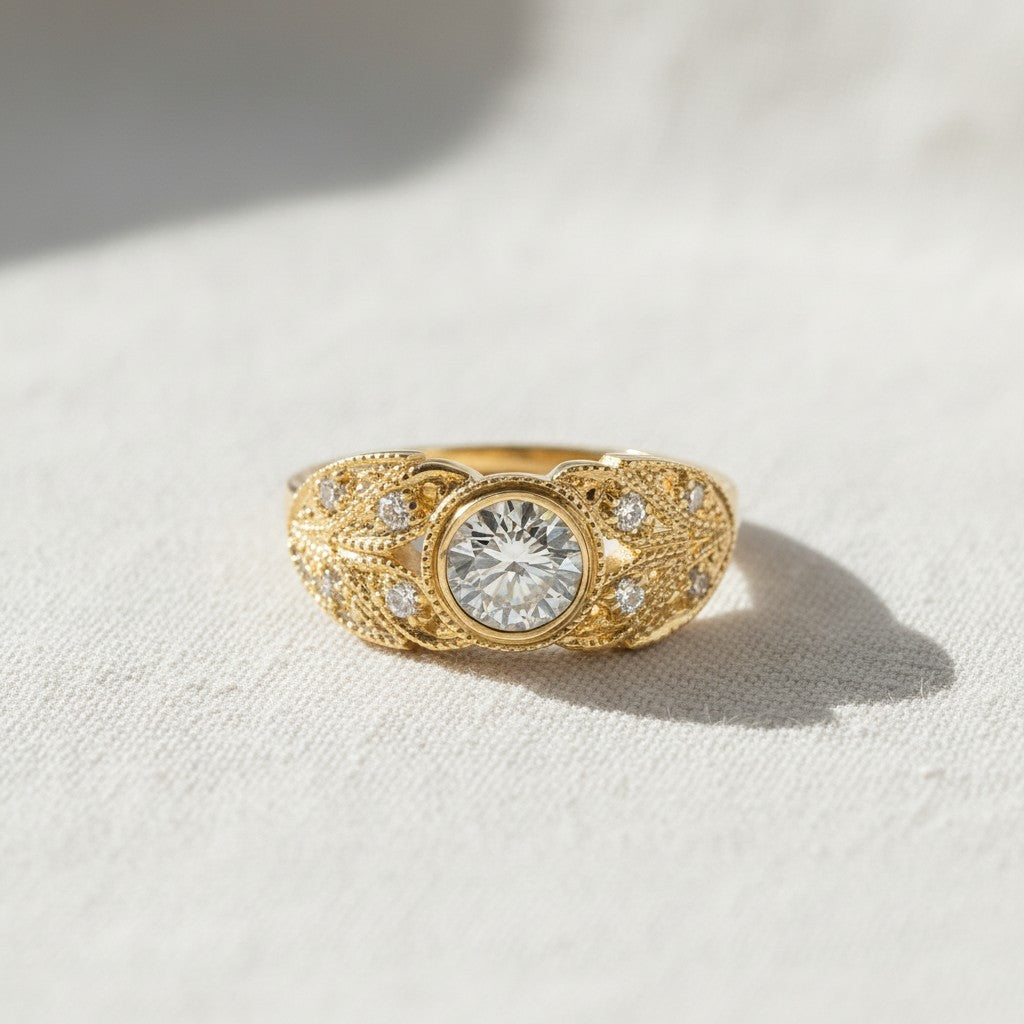 Anillo Sophia Schneider Joyas oro amarillo con diamante central brillante de laboratorio de 0,7 ct engastado en bisel y argolla de hojas con brillantes.