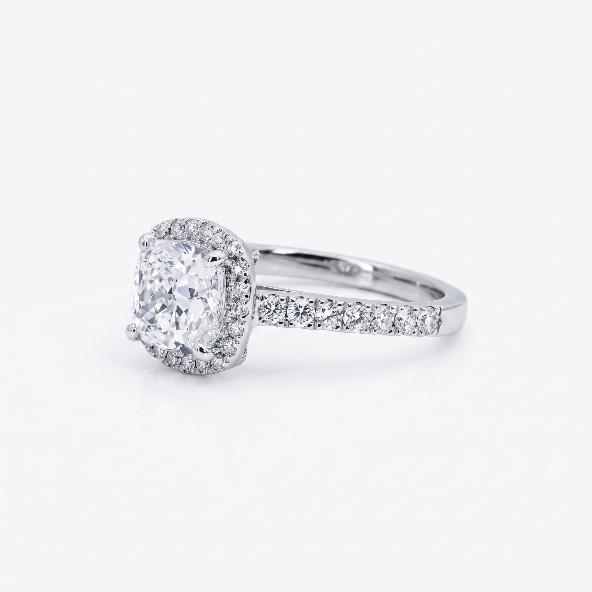 Anillo solitario Sophia Schneider Joyas de oro blanco 18K con diamante de laboratorio corte cushion y halo de diamantes
