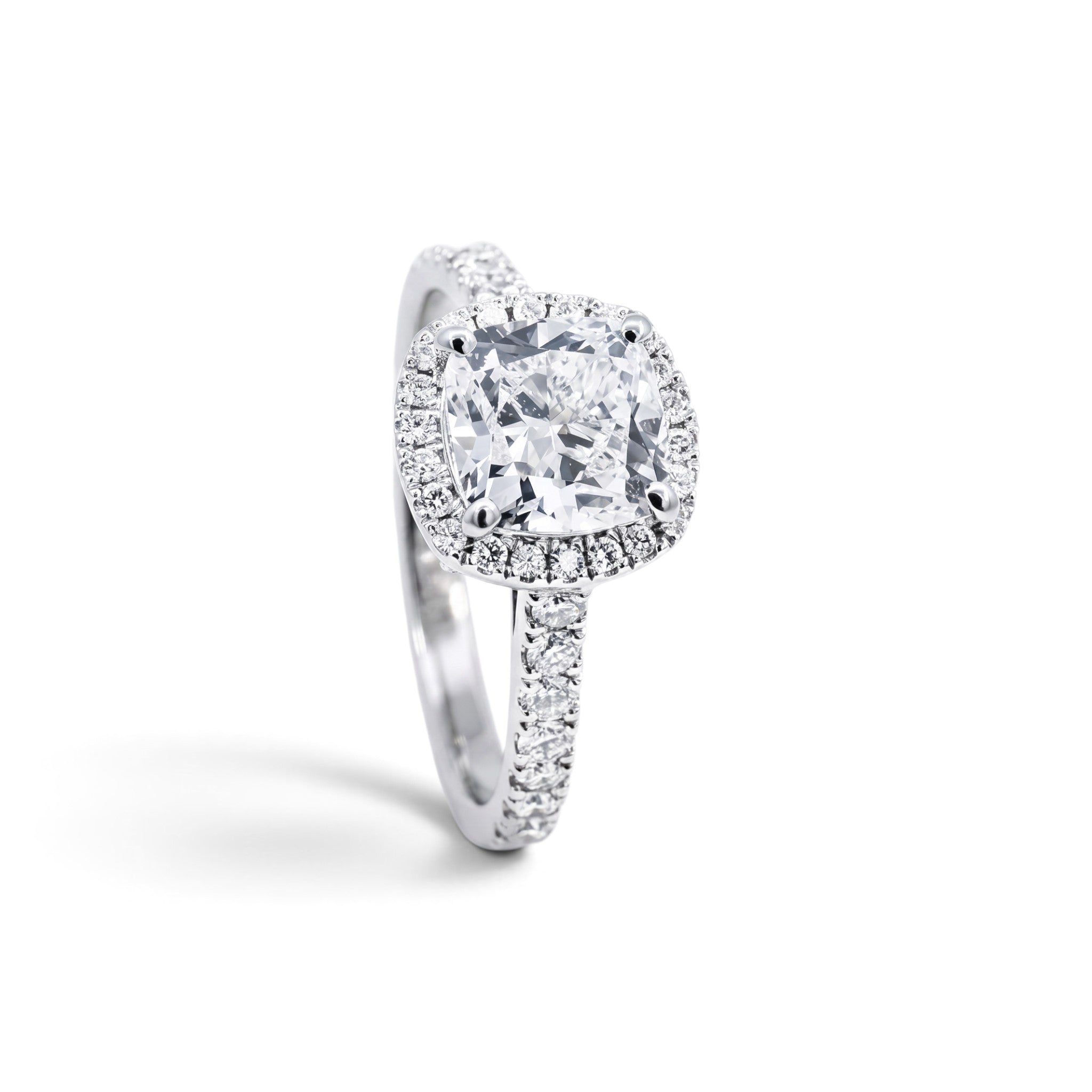 Anillo solitario Sophia Schneider Joyas de oro blanco 18K con diamante de laboratorio corte cushion y halo de brillantes