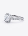 Anillo solitario Sophia Schneider Joyas de oro blanco 18K con diamante de laboratorio corte cushion y halo de diamantes