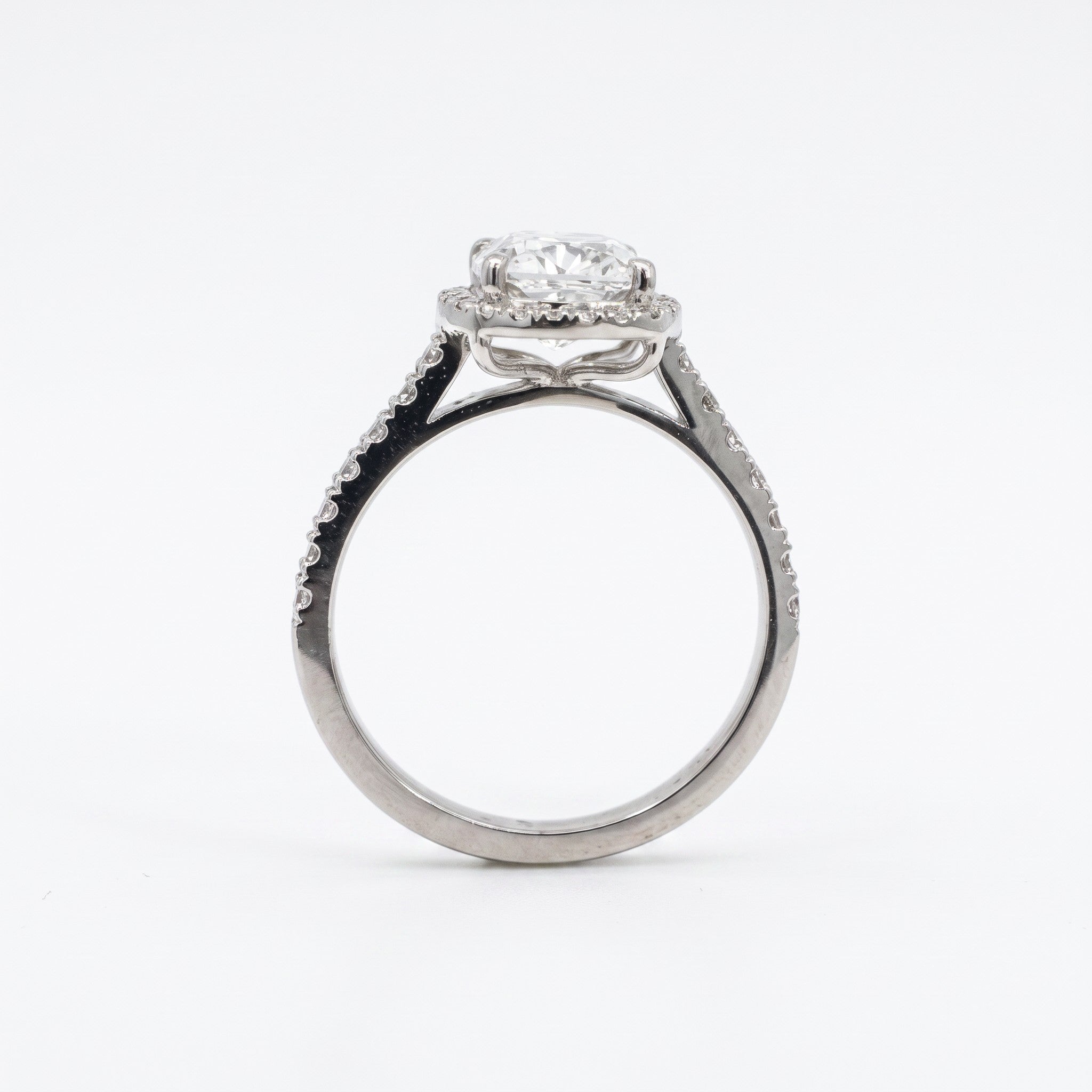 Anillo solitario Sophia Schneider Joyas de oro blanco 18K con diamante de laboratorio corte cushion y halo de brillantes